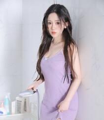 刚洗完头发的性感丰满白嫩蓝色吊带裙美腿美女湿发写真图片组图2