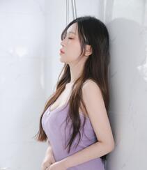 刚洗完头发的性感丰满白嫩蓝色吊带裙美腿美女湿发写真图片组图1