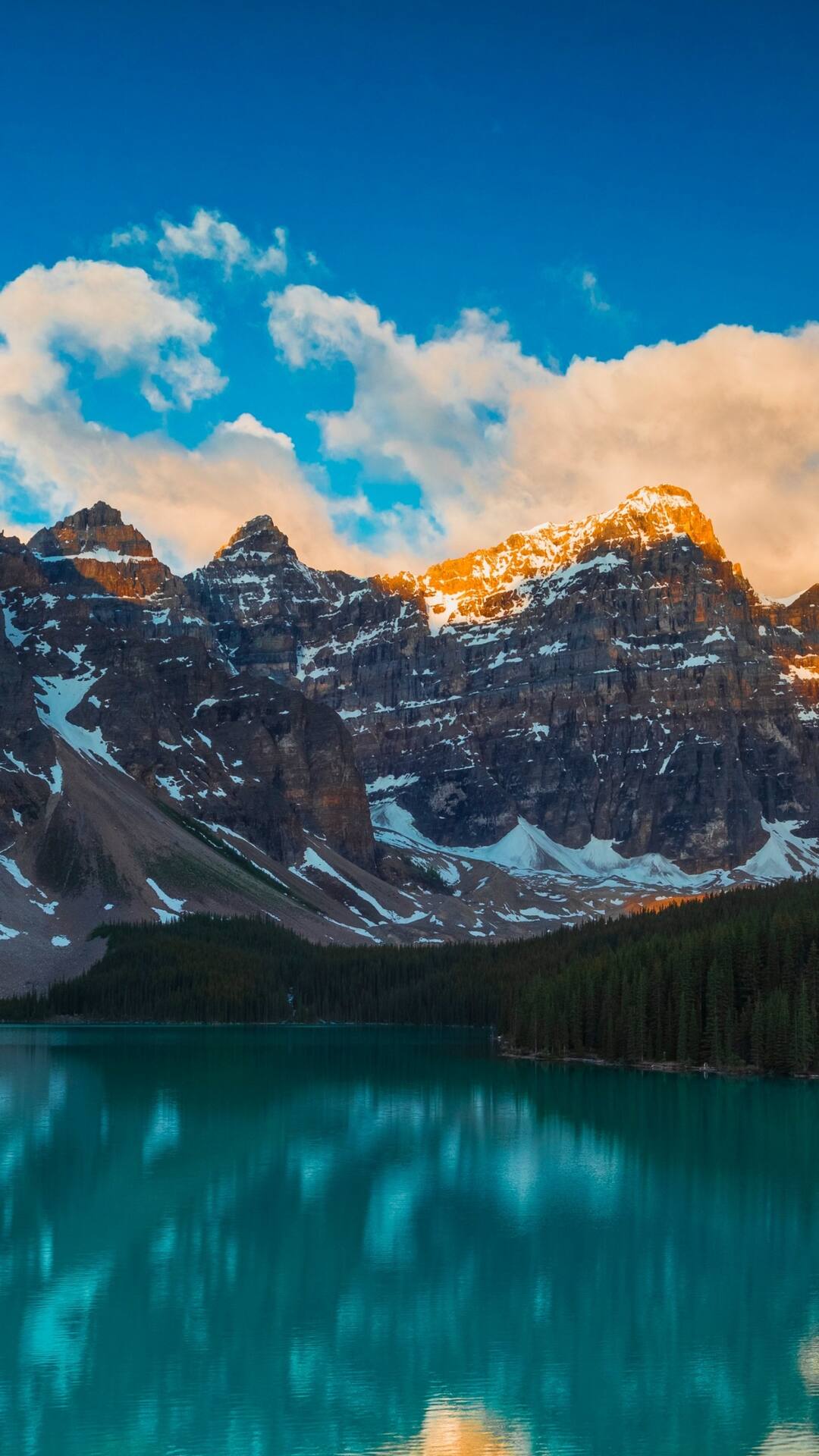 橙黄的山顶倒影在湖面上，好一座山石名景高清手机壁纸