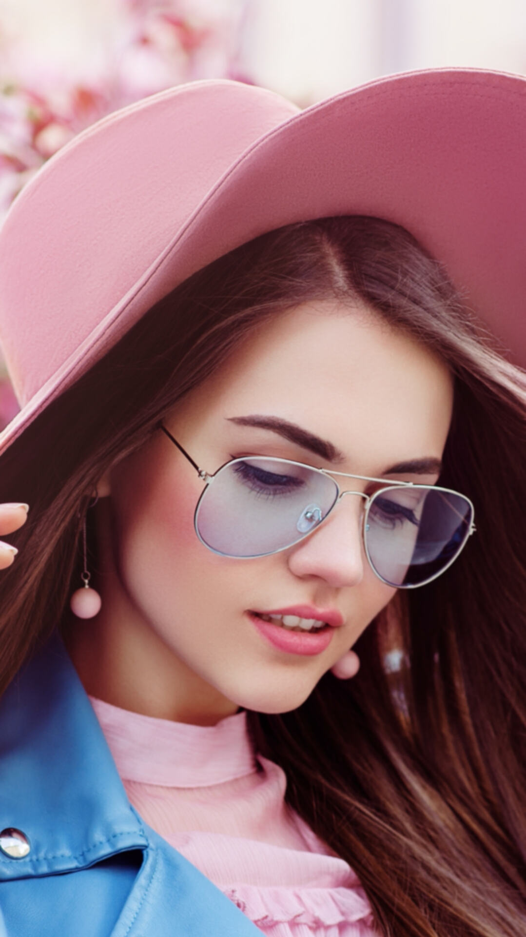 戴粉色帽子戴透光墨镜的欧美时尚模特手机壁纸