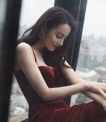 迪丽热巴性感带绒深V吊带抹胸长裙礼服显完美身材写真图片组图5