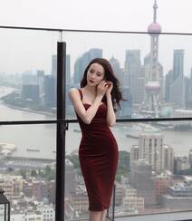 迪丽热巴性感带绒深V吊带抹胸长裙礼服显完美身材写真图片组图8