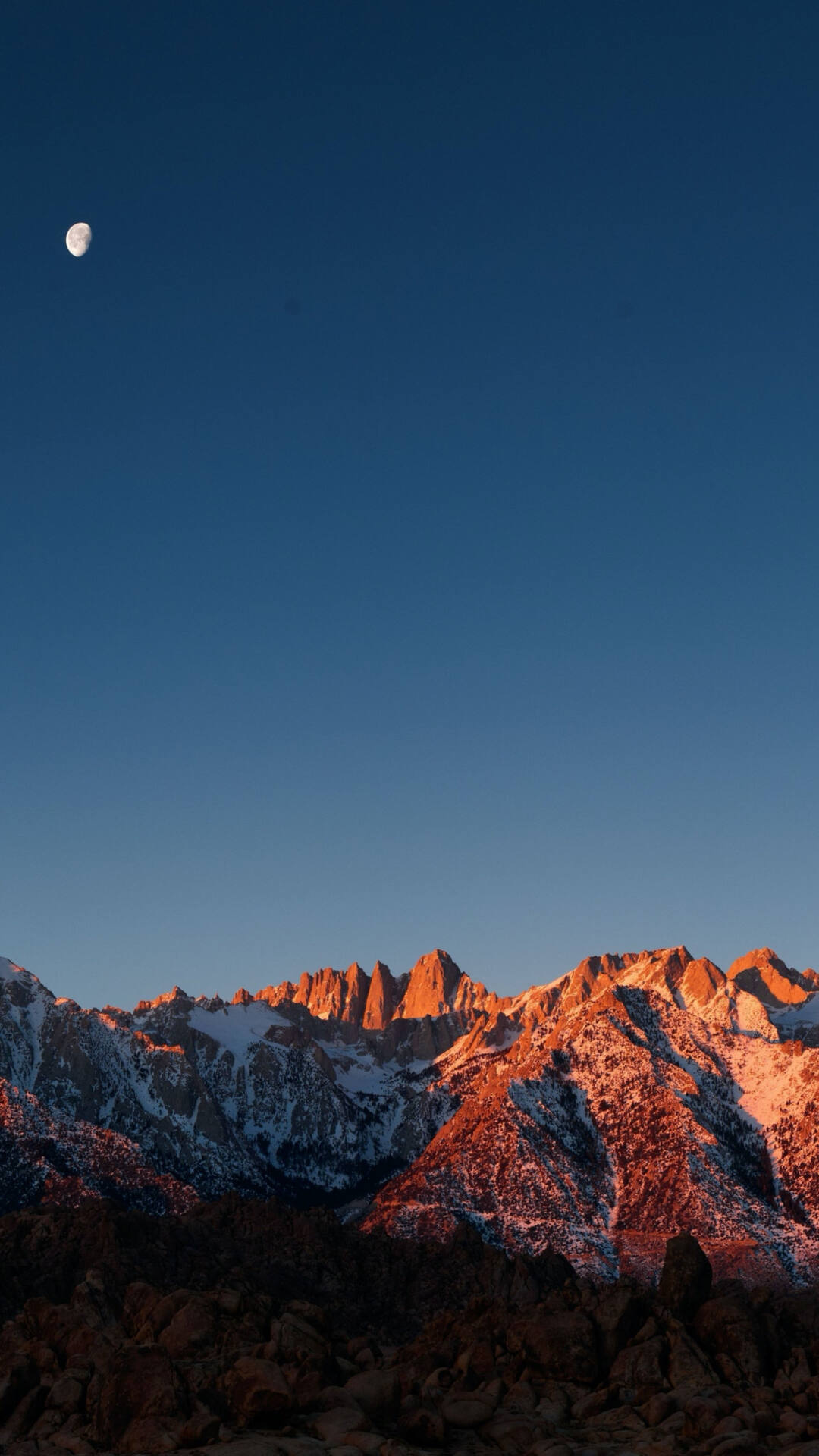 夕阳照射着高山，月亮已经升起的自然风景手机壁纸