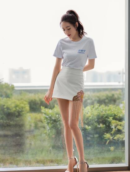 迪丽热巴清新养眼白色T恤紧身短裙超美品牌代言写真照片
