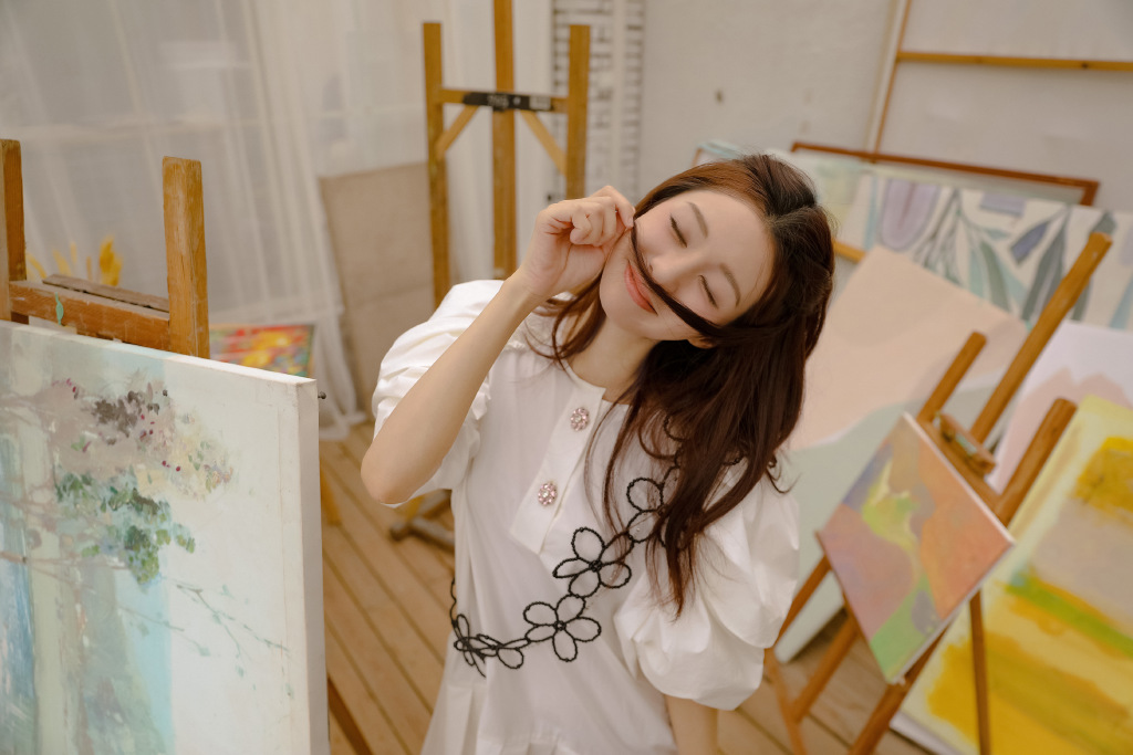 郑合惠子在画室里，或和可爱梅花鹿雕塑合影美照图片