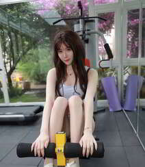 性感白嫩美女薛琪琪sandy运动背心牛仔热裤健身房锻炼写真图片组图8