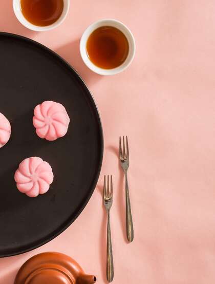 冰皮月饼，做工精致，小巧，好看好吃的粉色冰皮月饼高清大图