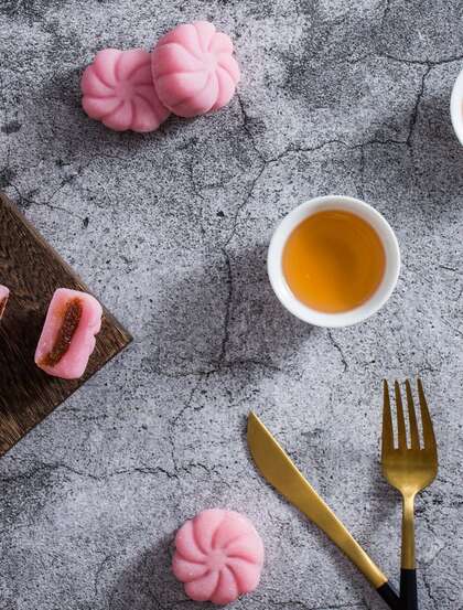 冰皮月饼，做工精致，小巧，好看好吃的粉色冰皮月饼高清大图