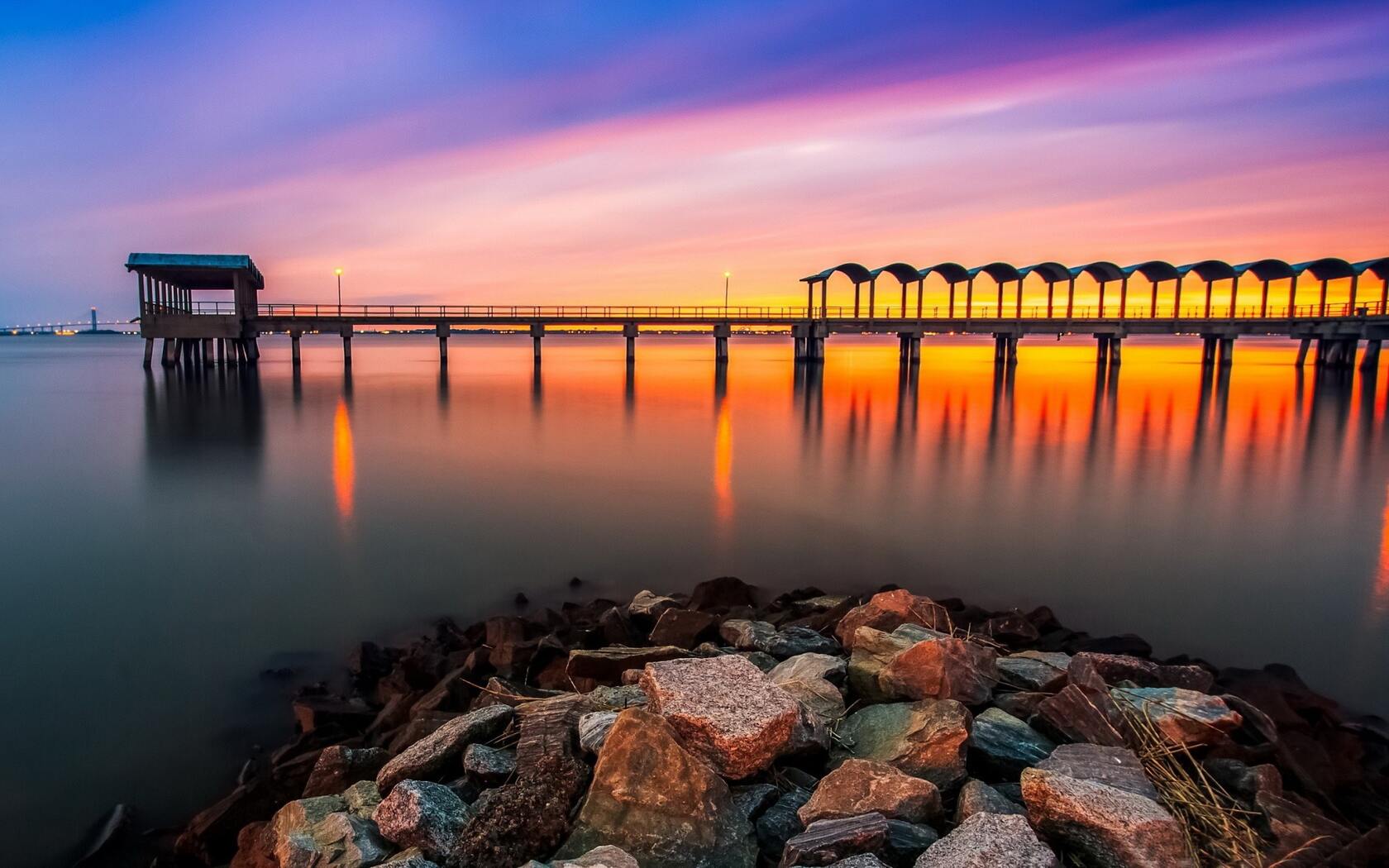 橙红彩霞海岸线，海上的礁石木栈道的唯美风景壁纸套图3