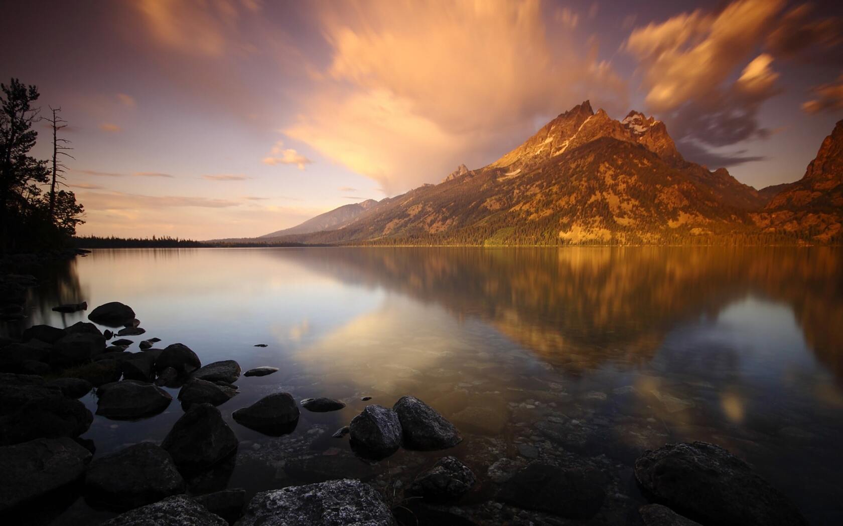 美丽的群山山脉，山下的静静的湖泊风景壁纸合集推荐第4张图片