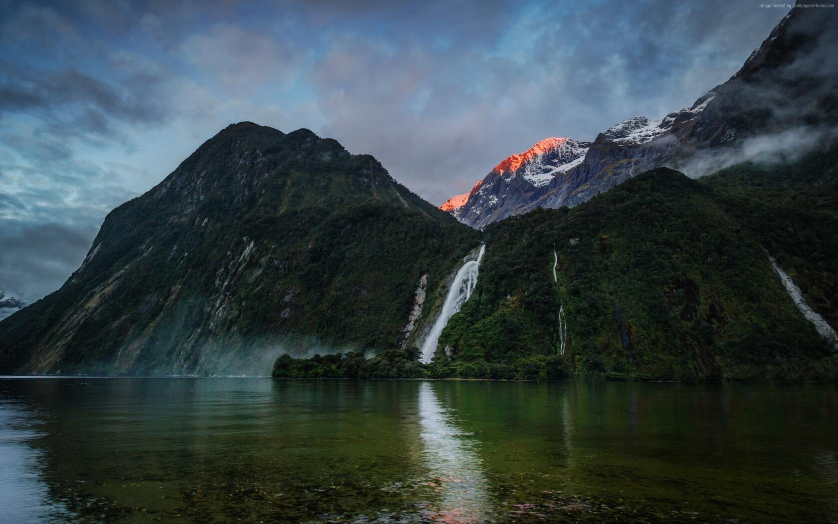 山上的瀑布冲刷着清澈的湖水，绝美山水风景桌面壁纸第1张图片