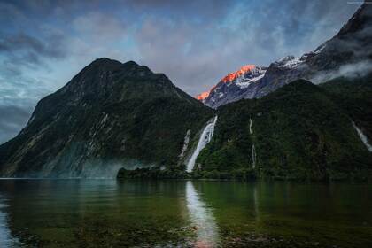 山上的瀑布冲刷着清澈的湖水，绝美山水风景桌面壁纸