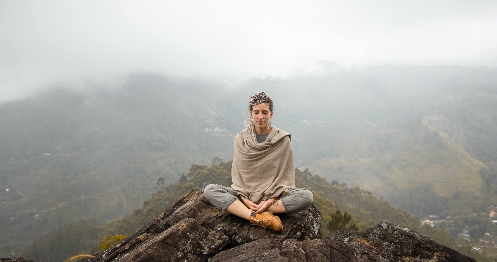 云雾环绕的大山森林盘腿而坐的欧美美女唯美风景电脑壁纸