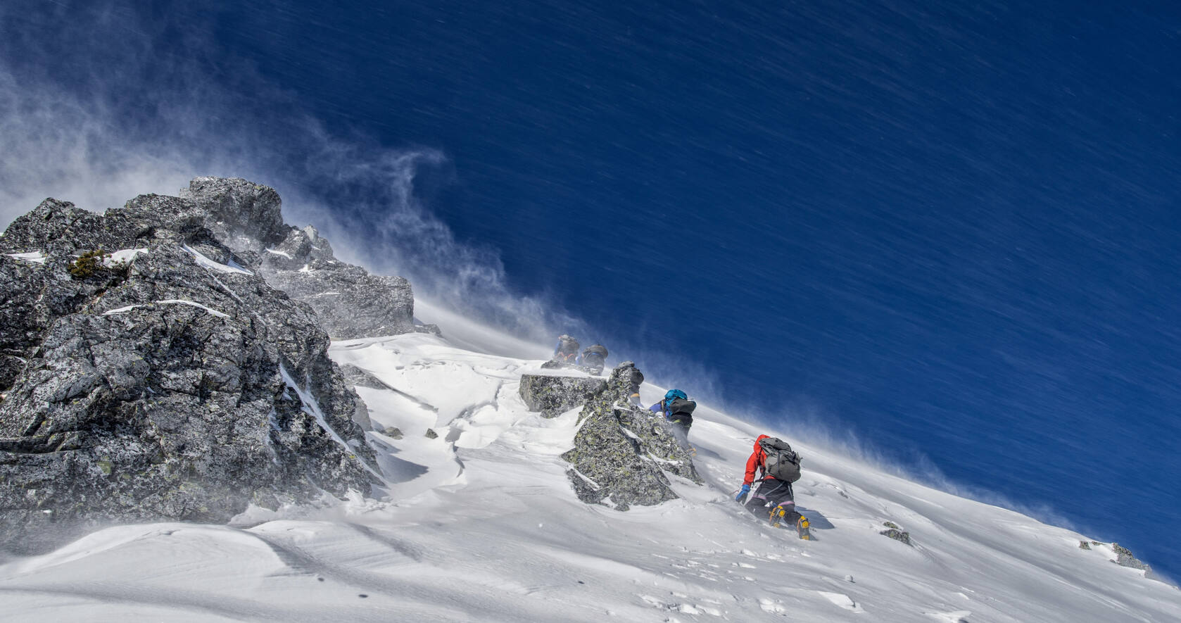 极限登山的登山运动员和高海拔雪山风景壁纸第1张图片