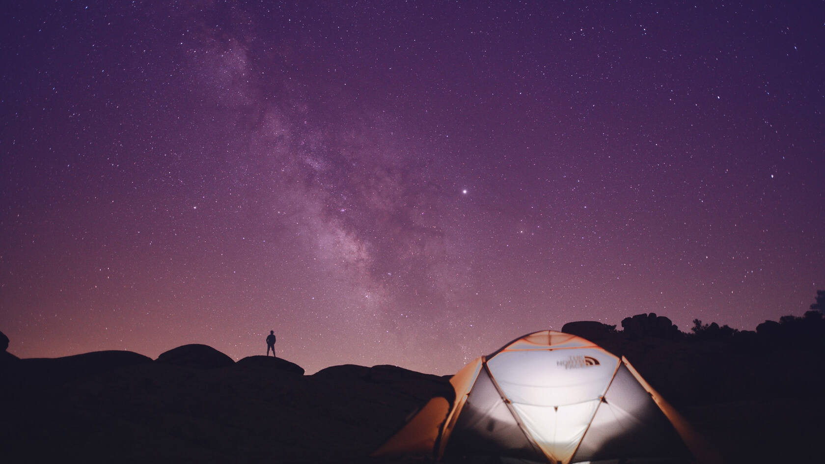 紫色夜景星空，星空下的露营帐篷风景电脑壁纸第1张图片