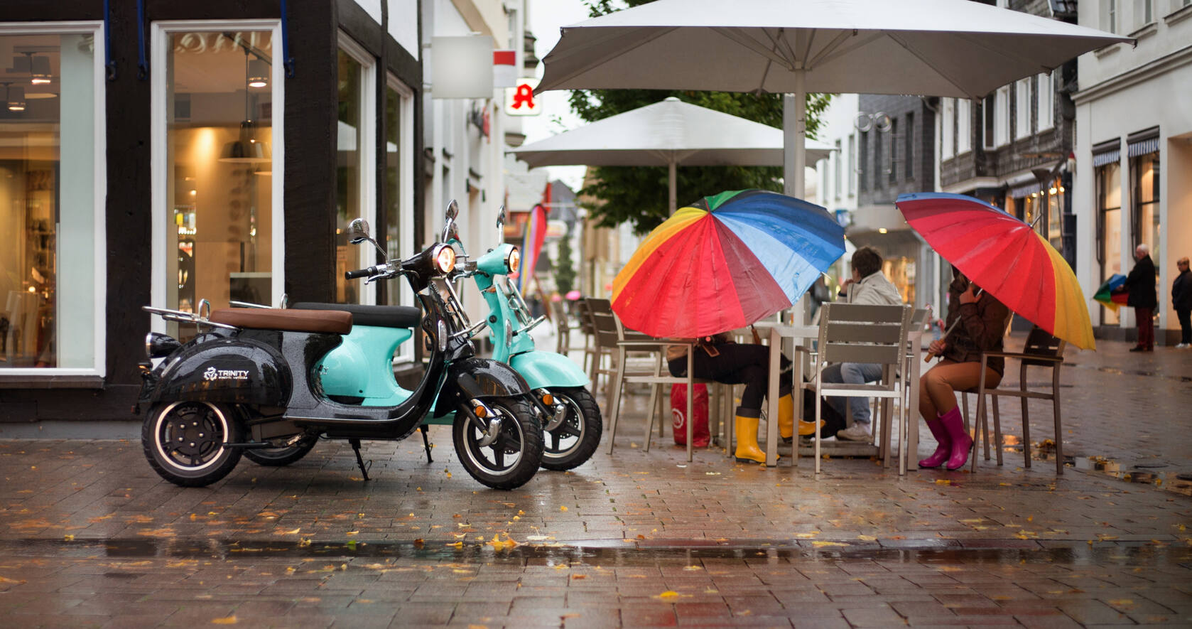 下雨的城市街头，在餐厅门前躲雨的路人场景桌面壁纸