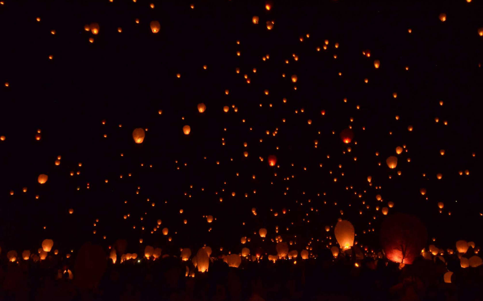 满天飞舞的孔明灯夜空景色唯美电脑壁纸下载第1张图片