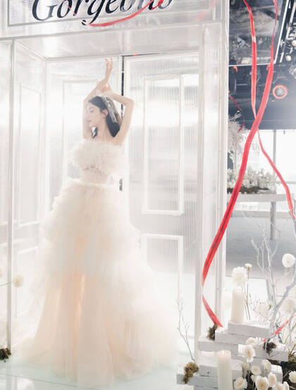 哈妮克孜白色新娘婚纱装，黑天鹅装扮超美艺术摄影登杂志写真