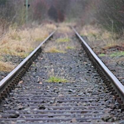 一眼望不到头，蜿蜒的铁路，铁轨高清QQ风景头像图片