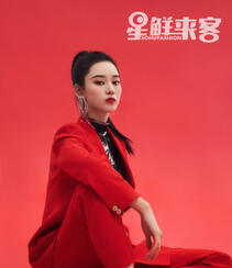 美女歌手徐艺洋黑，红，白三色不同穿搭甜美酷冷时尚写真组图1