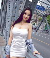 丰乳肥臀极品美女松果儿白色吊带包臀裙穿着城市街头妖娆性感写真集组图7