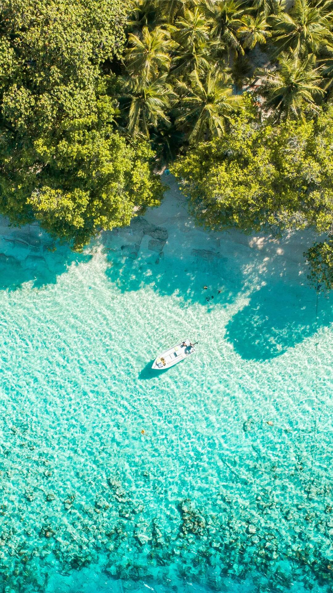 蔚蓝海浪冲刷着海滩的航拍唯美景色手机壁纸套图3