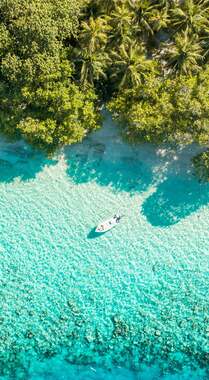 蔚蓝海浪冲刷着海滩的航拍唯美景色手机壁纸组图3