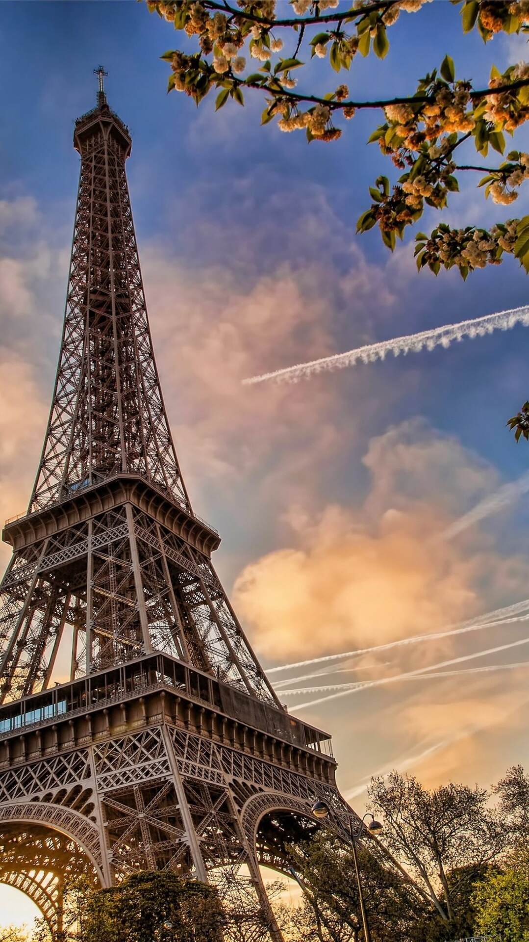 法国标志性铁结构建筑埃菲尔铁塔