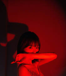 毛晓彤暗红光影中的迷离性感，吊带深V长裙着身，体态妖娆，魅力十足