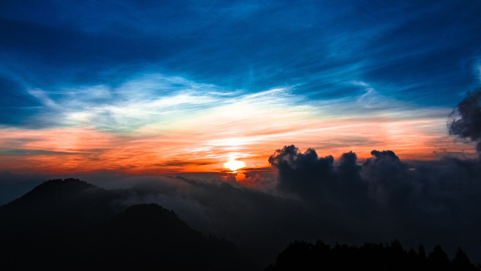 云雾妖娆的大山夕阳落下前的彩霞构成天然的风景画卷第1张图片
