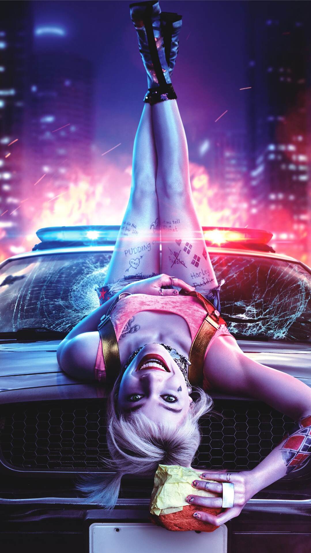 躺在车头前的DC动漫人物小丑女炫酷手机壁纸套图1