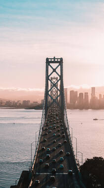 车水马龙的城市跨海大桥风景高清4K手机壁纸下载