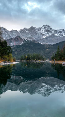 近间湖泊，远景群山的高清风景手机壁纸