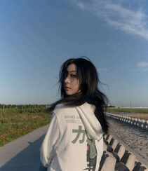 赵小棠清新靓丽白衫牛仔裤户外旅拍复古色彩登杂志写真