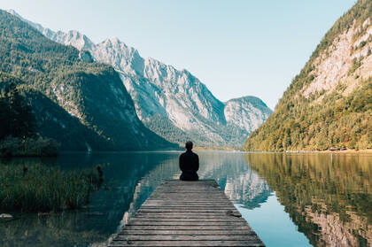 坐在大山湖上的木栈道看风景的欧美男生高清电脑壁纸