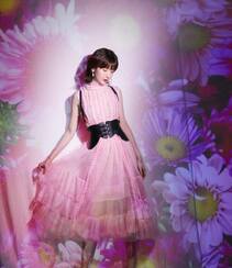 甜美红唇美女毛晓彤粉色公主裙穿着在向日葵背景前超美写真照组图1