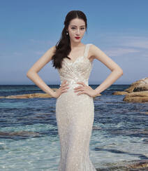 迪丽热巴人鱼公主装白裙超美海边写真照