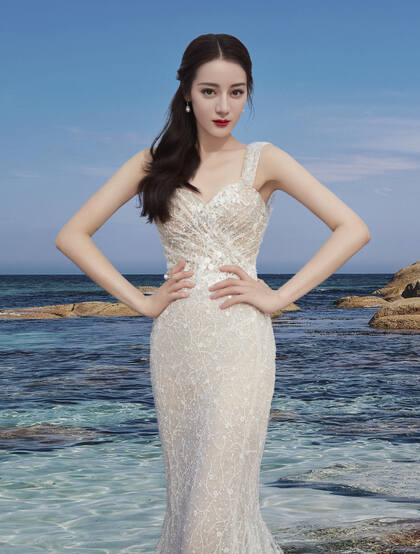 迪丽热巴人鱼公主装白裙超美海边写真照
