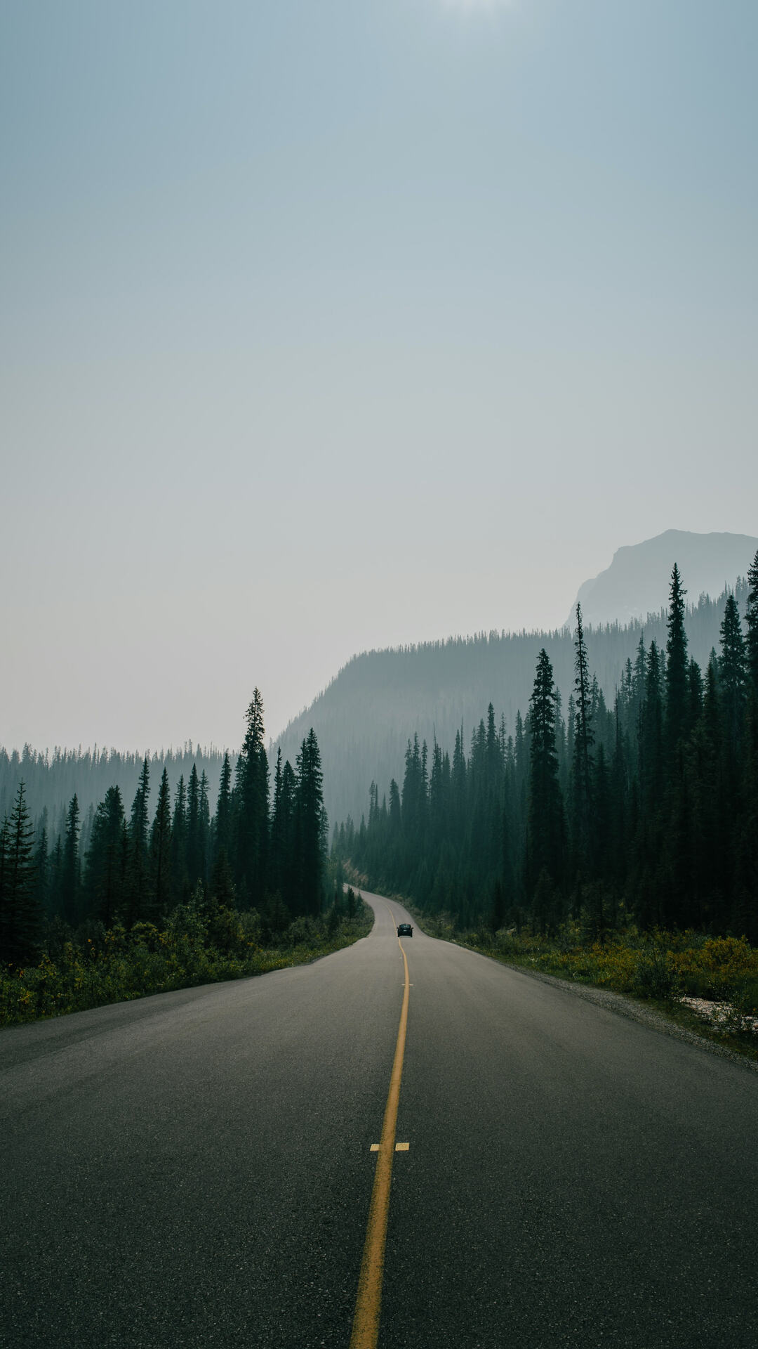 穿越大山的高速公路风景