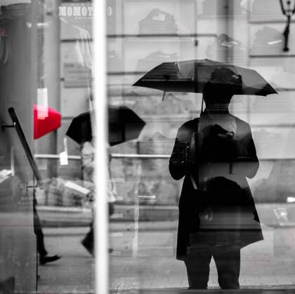 下雨天撑着伞行走在城市街头马路上的人们唯美感伤图片