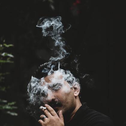 抽烟中的欧美男图片，不同性格的欧美男生吞云吐雾抽烟图片