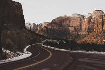 美国穿越峡谷的公路风景高清壁纸