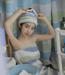 裹着浴巾准备沐浴的容貌清秀，皮肤粉嫩萌妹子俏皮可爱浴室写真诱惑图片组图6