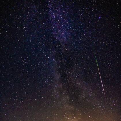 寂静夜空中划过的唯美流星、流星雨意境图片