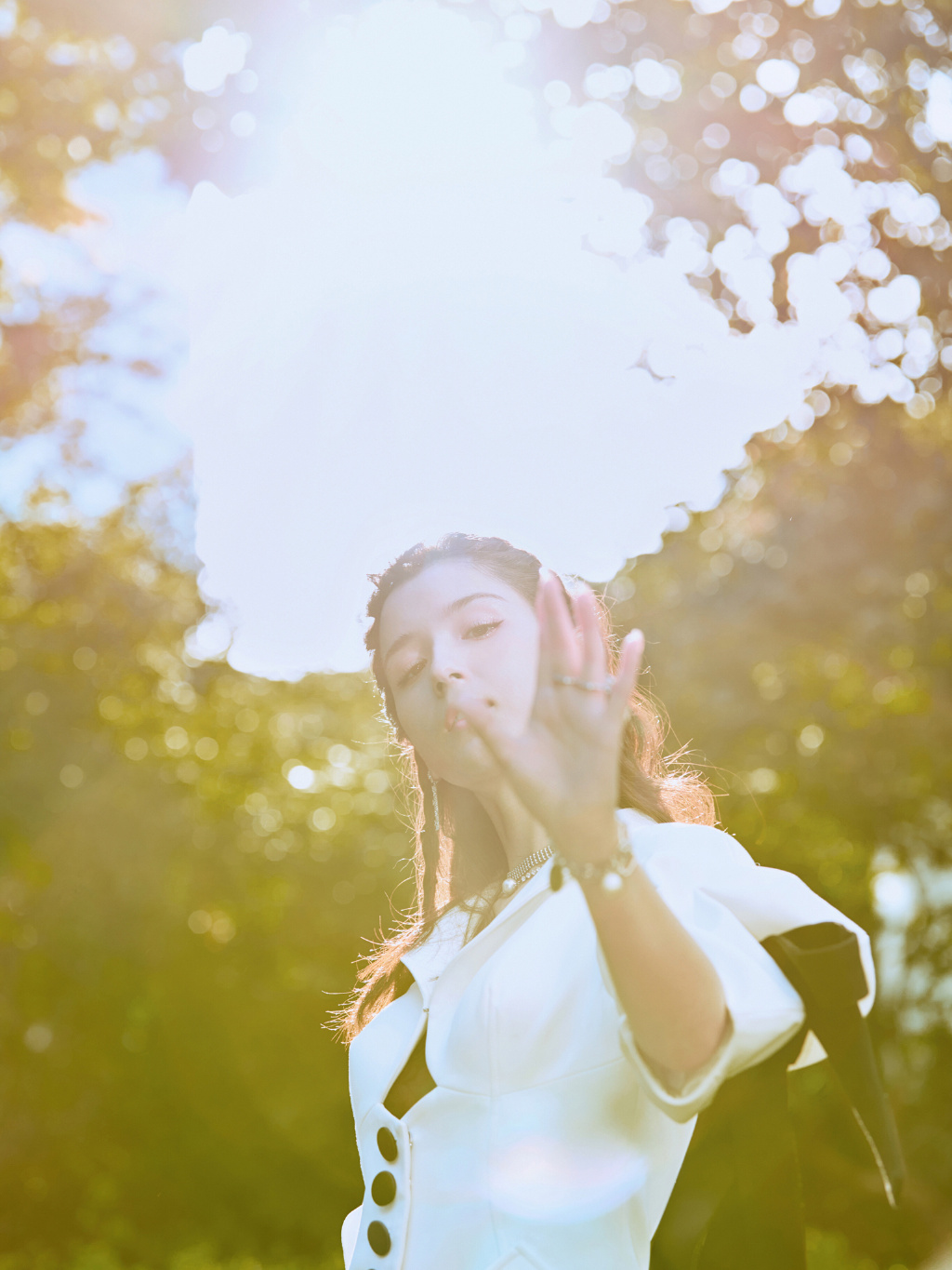 新疆自然卷发型美女哈妮克孜白色连衣裙，高筒靴户外，户内写真图集图片