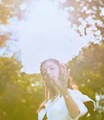 新疆自然卷发型美女哈妮克孜白色连衣裙，高筒靴户外，户内写真图集组图8