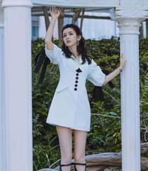新疆自然卷发型美女哈妮克孜白色连衣裙，高筒靴户外，户内写真图集