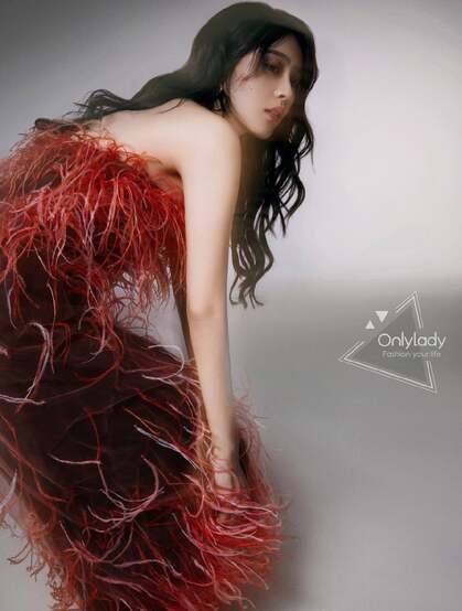 张佳宁性感红、黑两套裙装时尚迷人写真图片