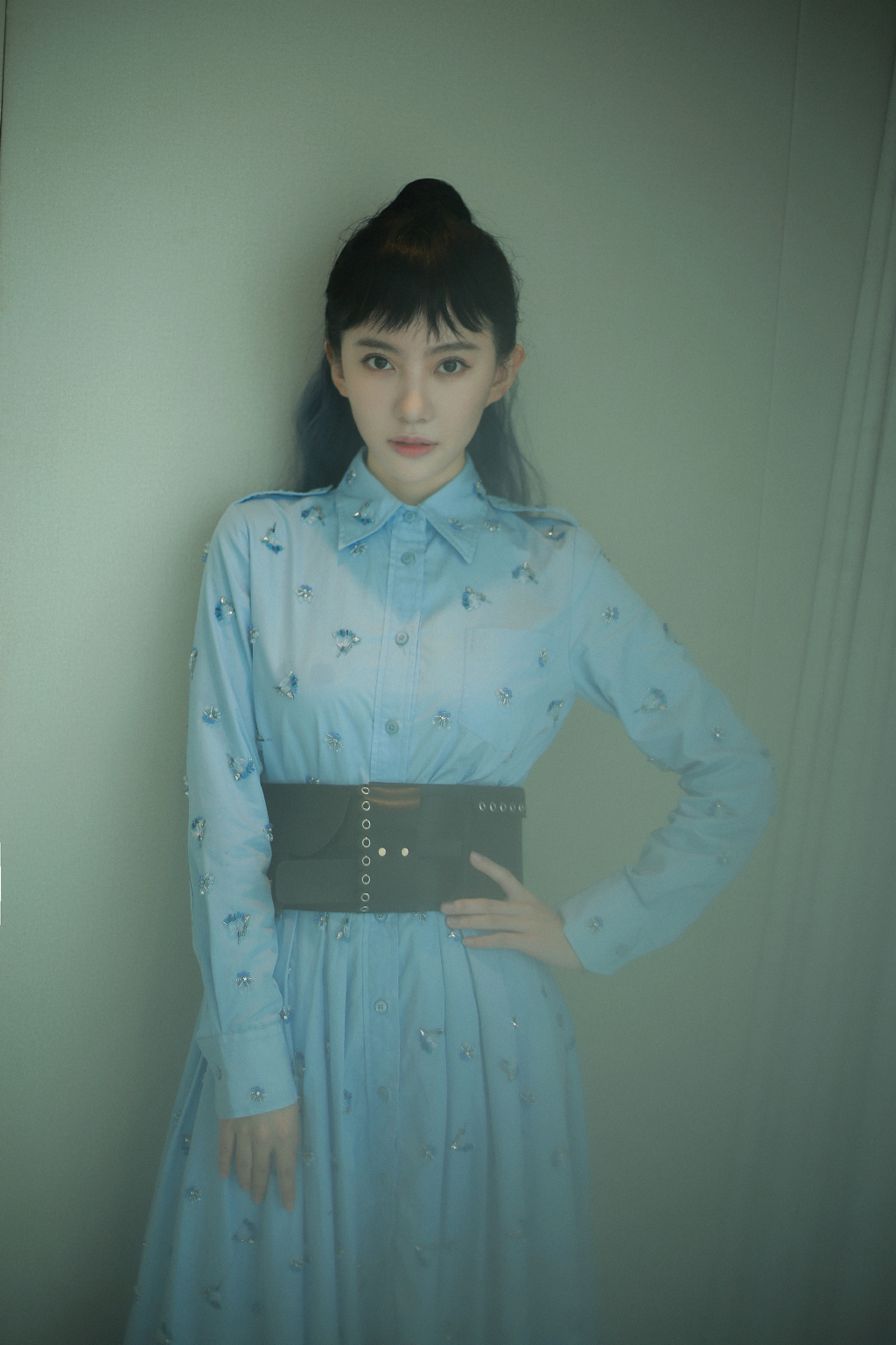 刘萌萌齐刘海长发搭配蓝色带水晶连衣裙气质写真照图片