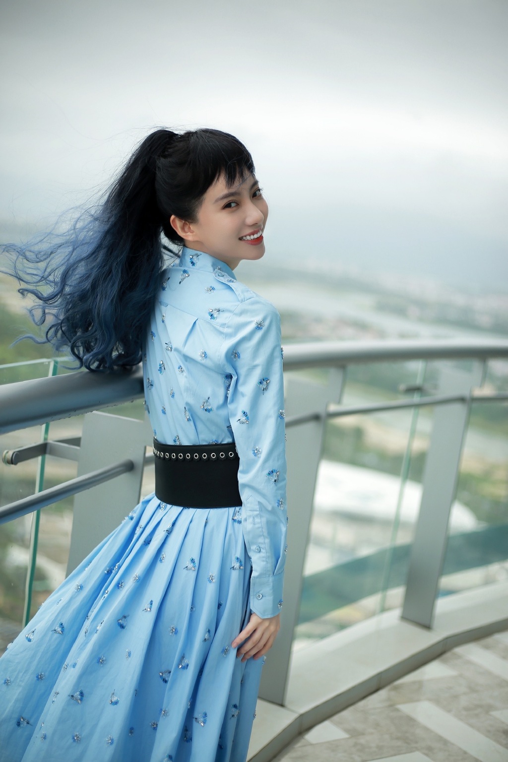 刘萌萌齐刘海长发搭配蓝色带水晶连衣裙气质写真照图片